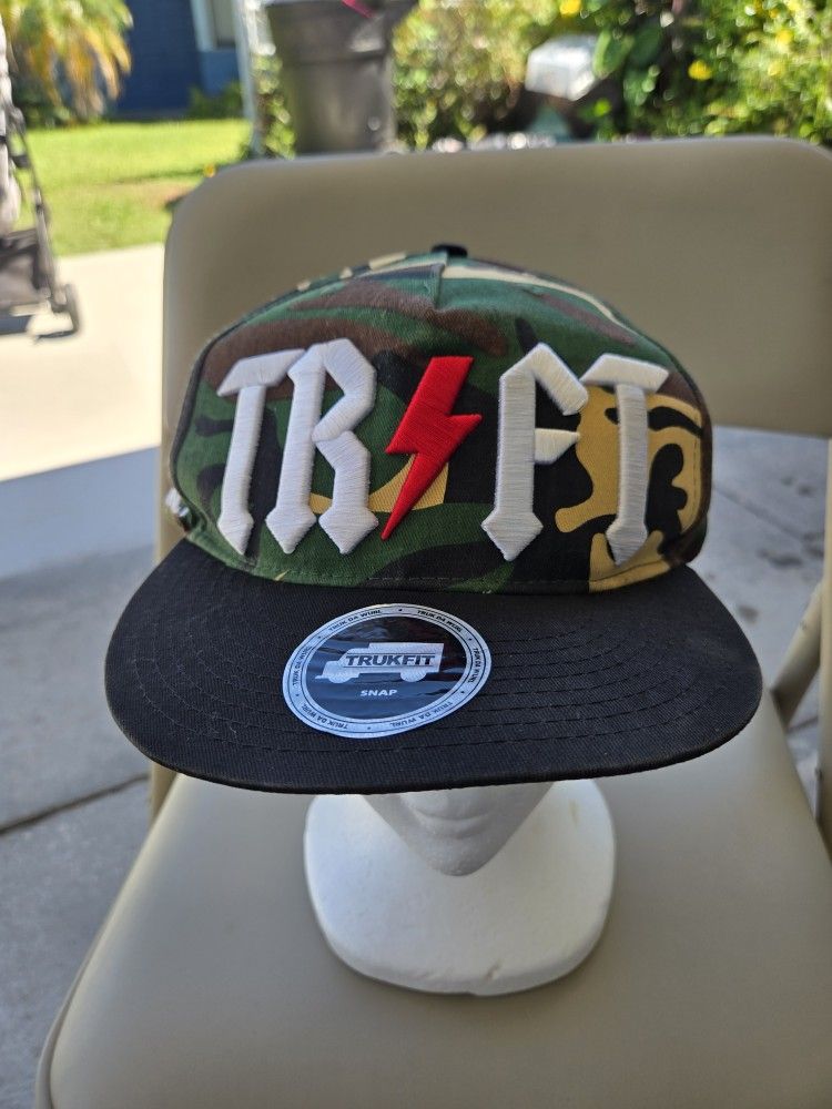TRUK FIT SNAP BACK HAT WITH CAMOUFLAGE CROWN AND BLACK FLAT BILL