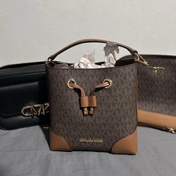 Tres bolsas de marca Michael kors