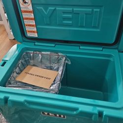 Yeti Tundra Cooler Special Edition w/ Divider
