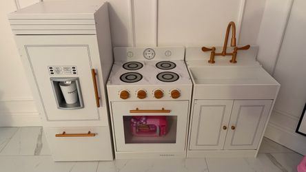 Play Kitchen kids