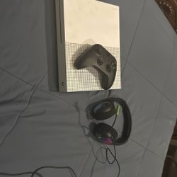 Xbox One With Original Controller And Comes With Headset 