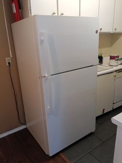 White GE refrigerator & freezer from 2021 - 33x66x33