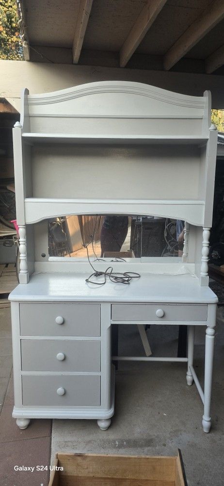 Desk/Vanity 42"L×19w × 6ft H.    $120 W Mirrors Amd Light Abavoe Mirrors