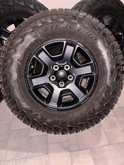 🔥 Jeep Gladiator Mojave 17” OEM Rims + Falken 33” Tires – Set of 4
