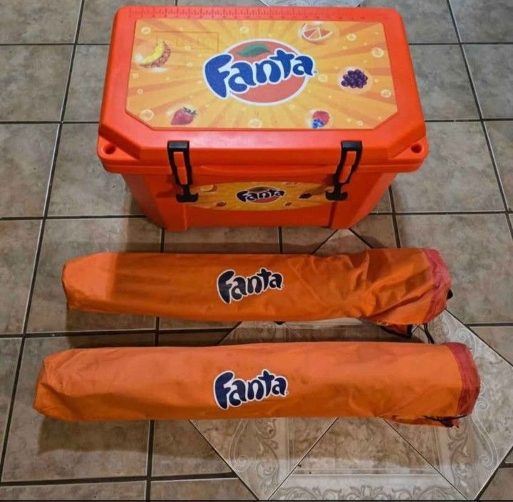 Rare Collector Fanta Grizzly 40 Model Cooler With 2 Chairs