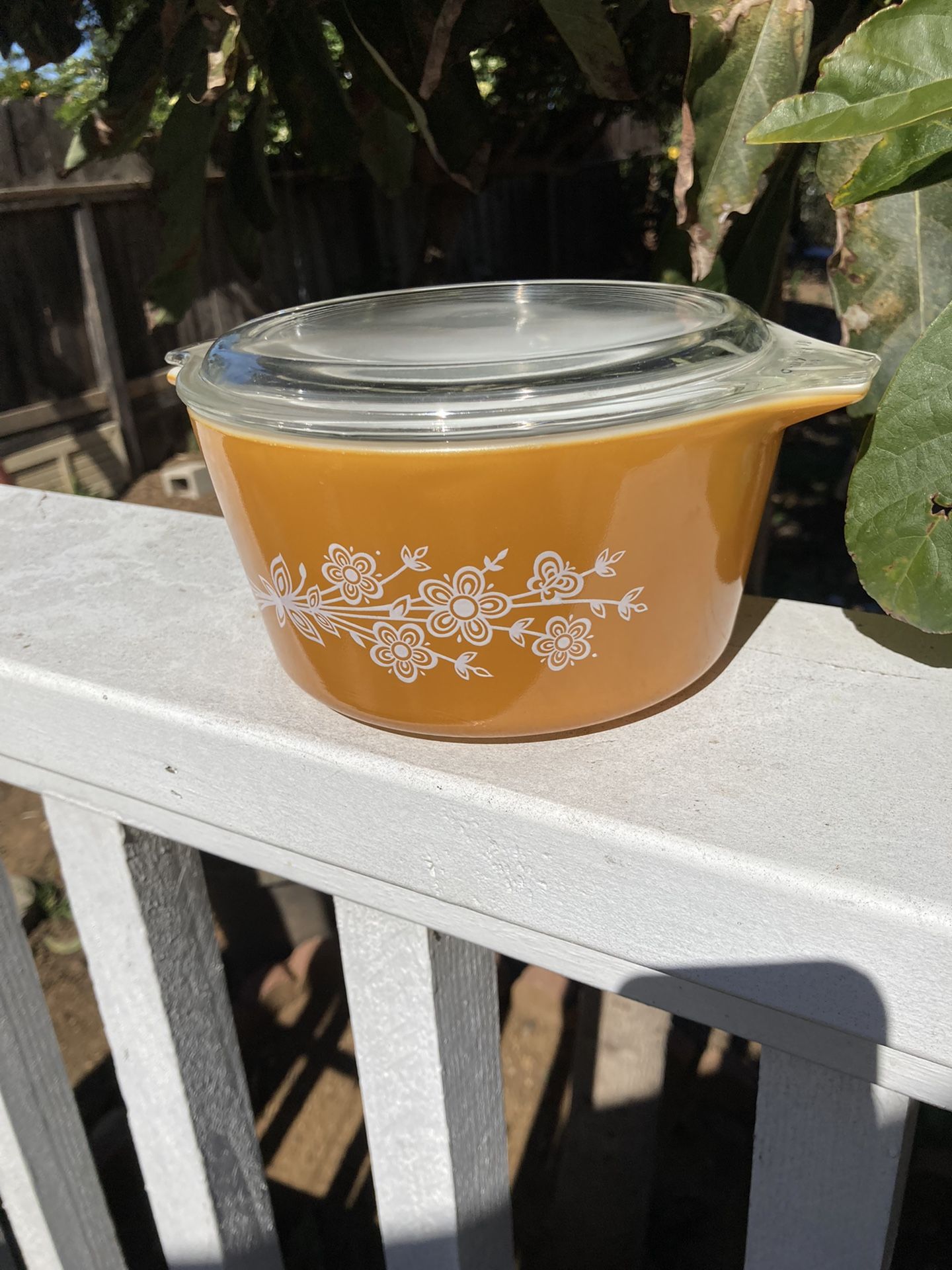 VINTAGE PYREX ‘BUTTERFLY GOLD’ Large Casserole 