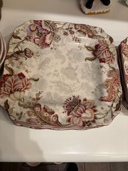 Beautiful Set Of 12 Pieces Dining Set Fine China/ Porcelain Brand Is 222 Fifth In Excellent Condition Used As Display  Microwave And Dishwasher Safe