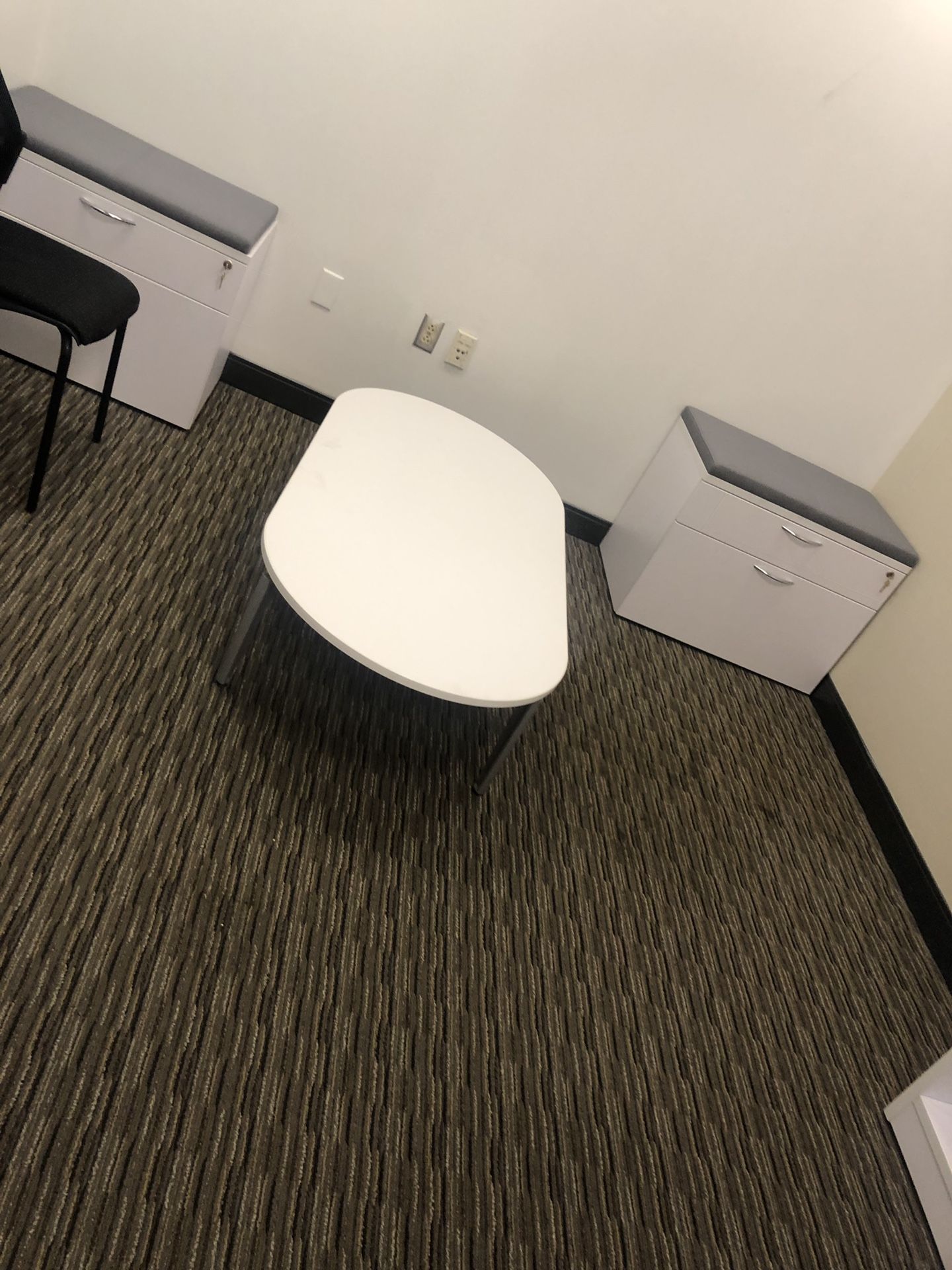 Closing office like new office furniture