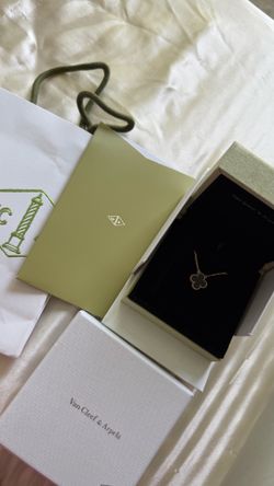 Necklace gold