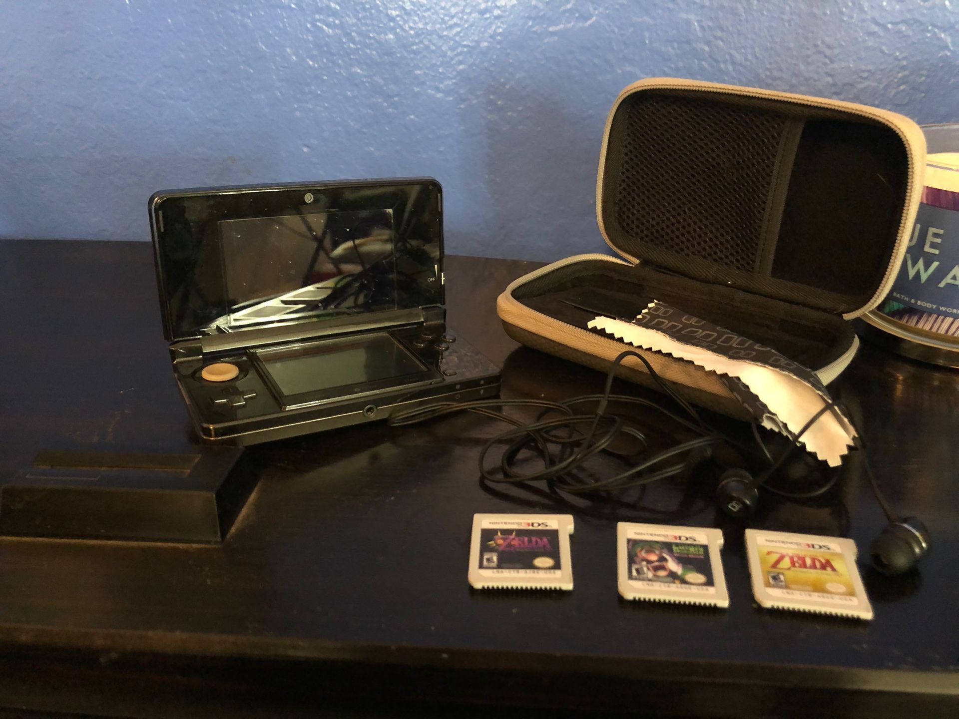 Nintendo 3DS + games+ case , headphones included