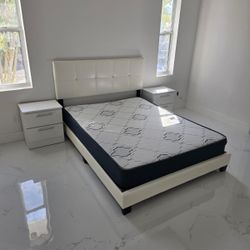 Cama Con Colchón Y 2 Mesas De Noche