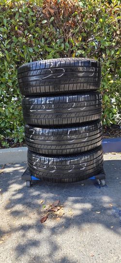 235 55 19 Mich3lin Defender2 Tires. 99% Tread. All 4 Matching. 