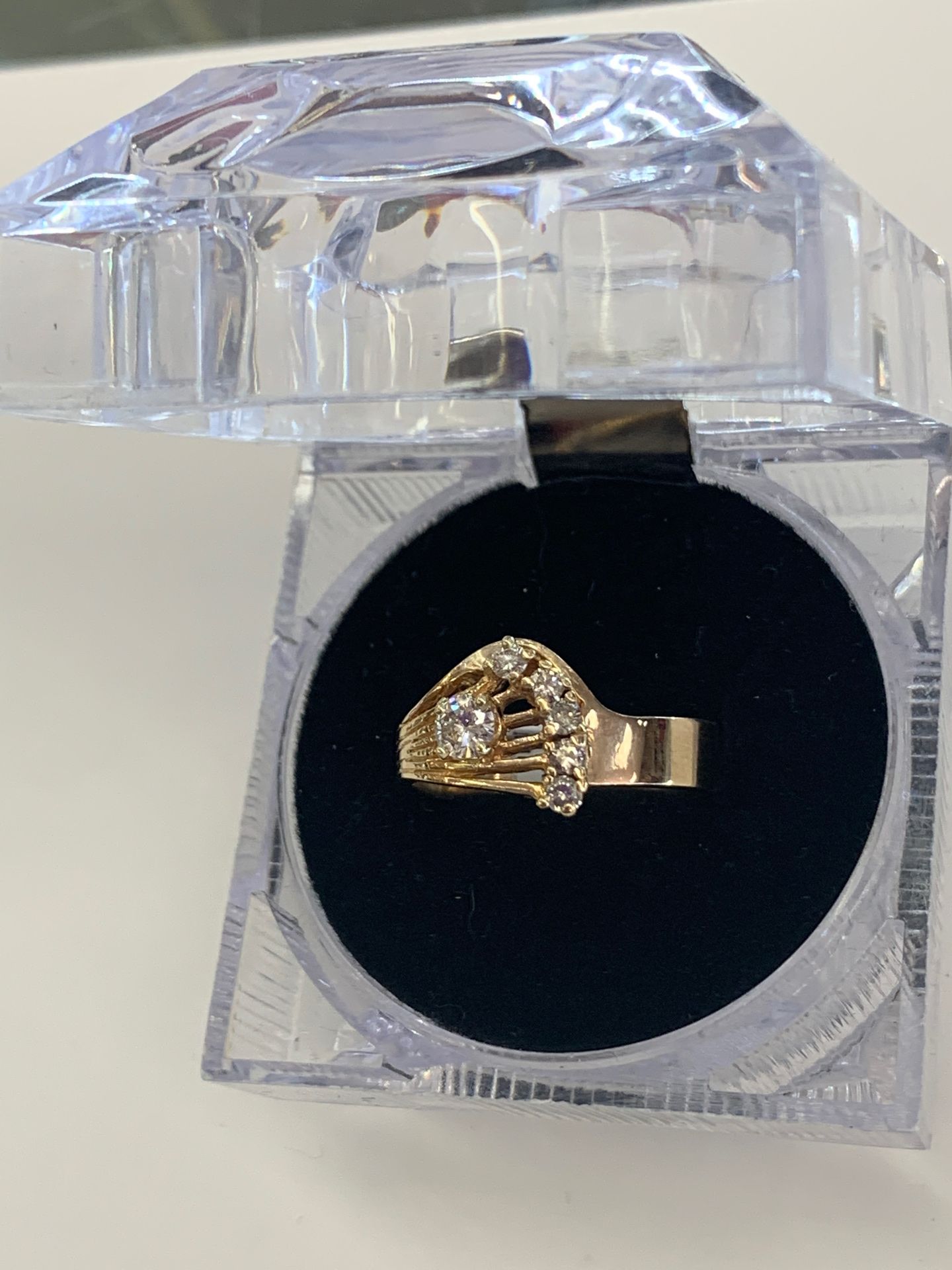 5.3 g. 10 kt Lds ring w/1-20Pt &5-5 pts aprox