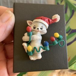 Avon Holiday Cat Brooch 