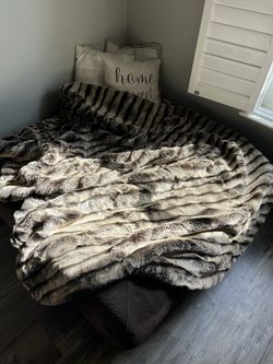 Faux Fur Throw Blanket