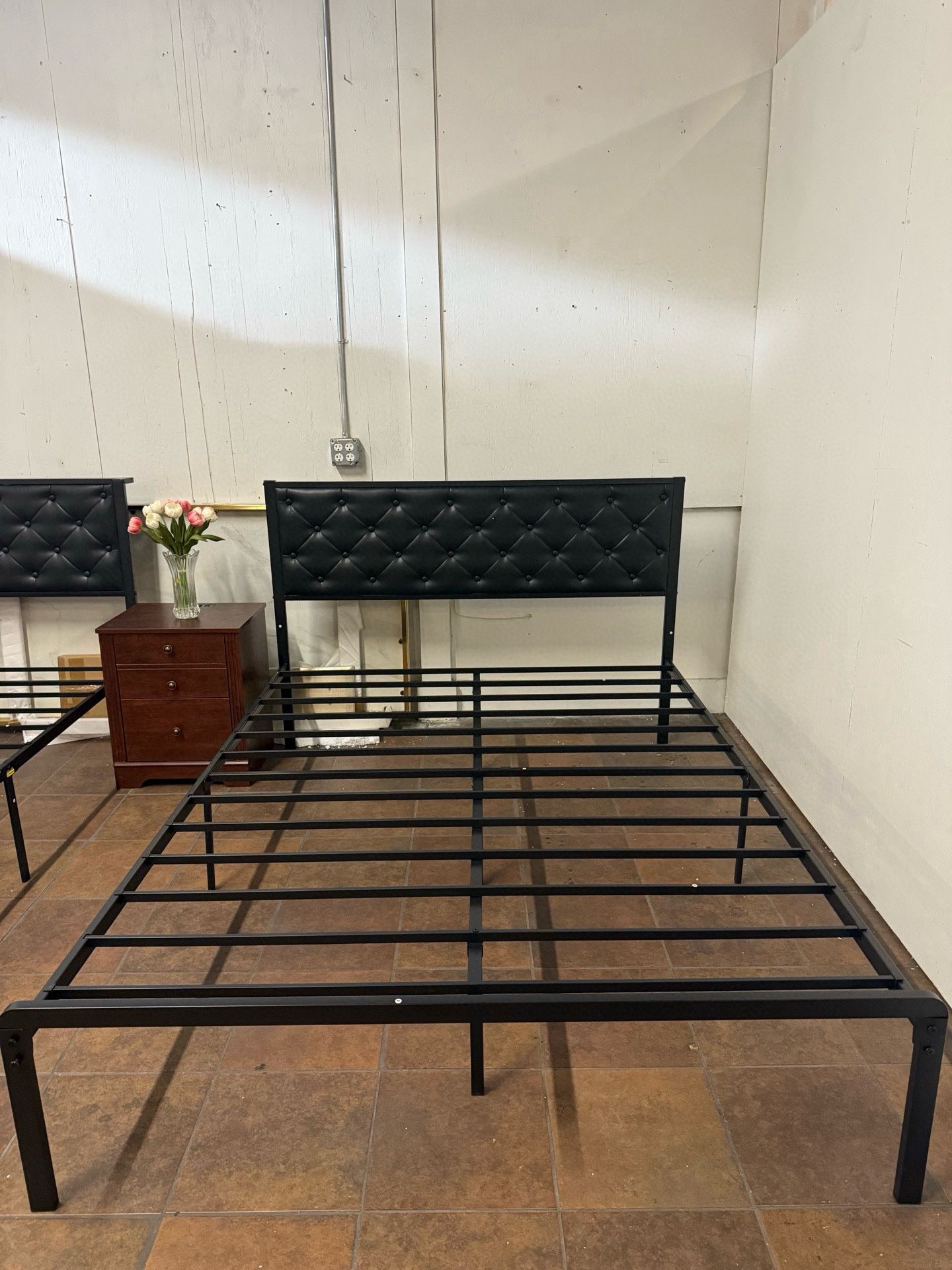 Brand New In Box Queen Platform Bed Frame with Diamond Stitched Tufted Faux Leather Upholstered Headboard, (Black) 0439-qpo 💰80$