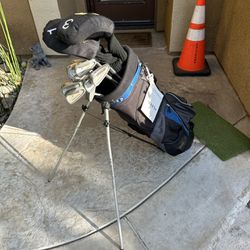 SET OF GOLF CLUBS AND BAG
