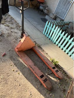 Hand pallet jack that carries 5,500lbs