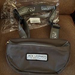 New In  Pkg Taylor Swift/Jack Leopards Fanny Pack 40.00