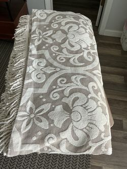 Beautiful King size 100% Cotton Chenille Bedspread. Perfect condition