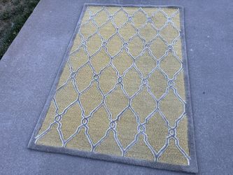 Nice Solid Wool Raised Gio Pattern Area Rug (4’x6’)