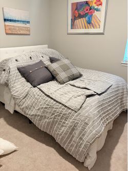 Stunning High-End King Bedding Set – Like New!