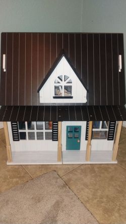 Casita de madera para muñecas