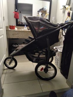 black jogging stroller,