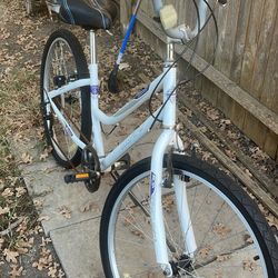Huffy Calais Bicycle 6 Speed Cruiser 