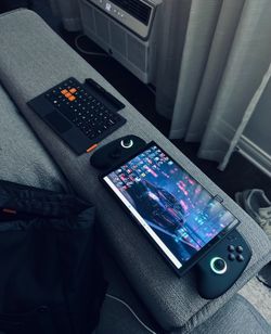 ONEXPLAYER X1 MINI 144hz Ryzen 8840U 32GB RAM 2TB SSD