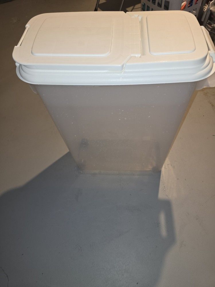 Pet food container with latch lid clean smoke free home FIRM$$ Parma pu