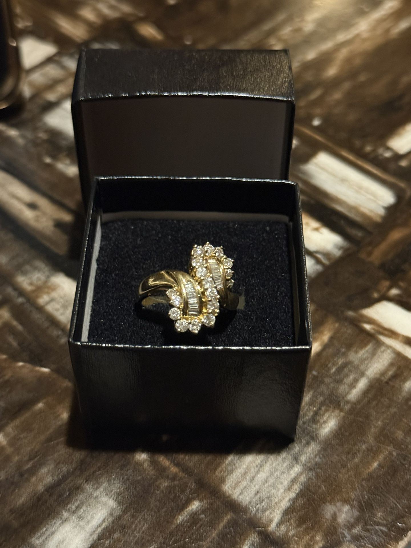 14 K Ring Whit Diamonds Cuts