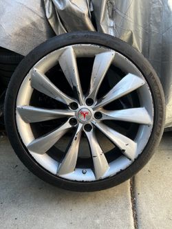1 Spare Tesla 21”x8.5” Model S! Tire has about 70% tread! ***PLEASE READ: The WHEEL/RIM has many curb scratches and chipping paint, some black paint