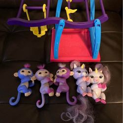 5 Fingerlings Monkey and Unicorn with Playset