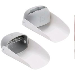 Two Munchkin faucet extenders (White/Gray)