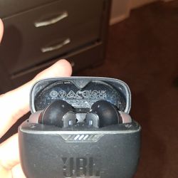 WIRELESS JBL HEADPHONES!