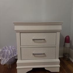Queen Bedset with Nighstand and Mirror Dresser