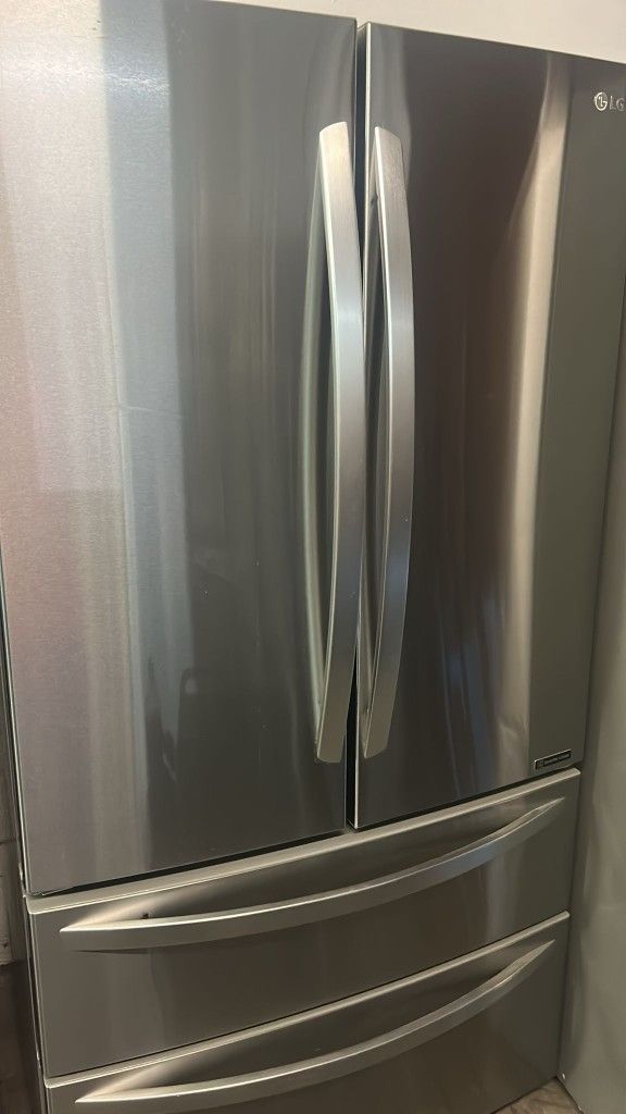 LG 4 Door French Door Refrigerator W/Water Ice 🧊 Inside
