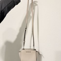 Michael Kors Crossbody Bag – Light Gray / Like New
