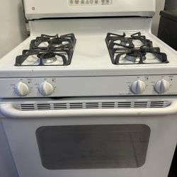 GE White Refrigerator (delivery+install Available) Width 30”