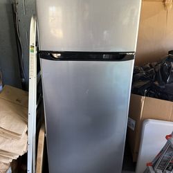 Galanz 10.0 Cu. Ft. top freezer refrigerator in almost new condition.