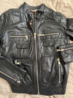 Black Vintage Leather Bomber Jacket Dolce & Gabbana (Authentic) A rare and elegant vintage bomber jacket by Dolce & Gabbana.