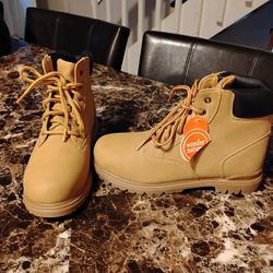 New Boys Boots Size 6 Youth