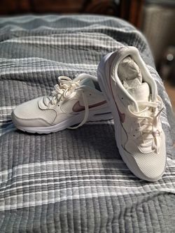 New Womans Size 9 Nike Shoes