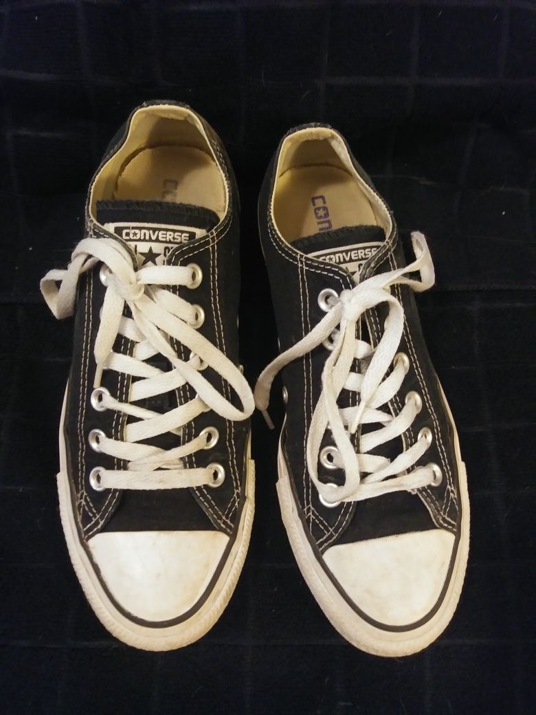 Black lowtop converse tennis shoes