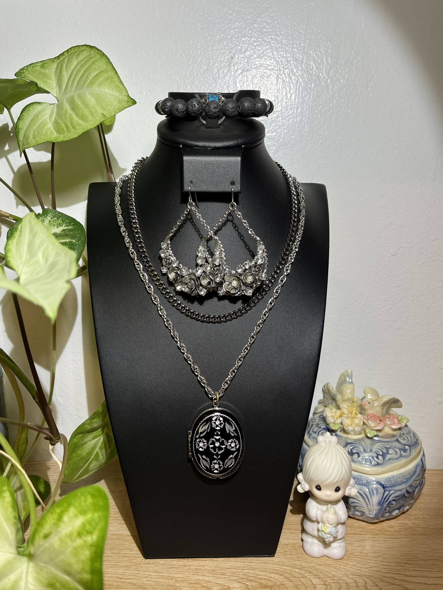 5- piece set of jewelry