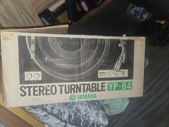 Yamaha stereo turntable YP-B4