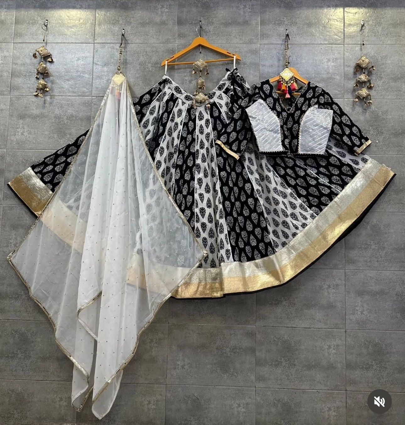Beautiful Black And White 15m Flare Chaniya Choli/lehenga