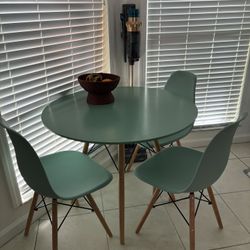 🪑 Round Table with 4 Chairs for Sale – In Excellent Condition! 🪑