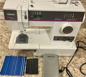 Tested Easy to Use Singer Sewing Machine Model 9420 (Excellent condition)